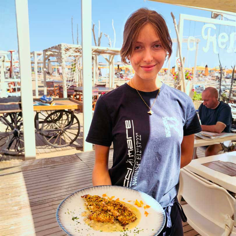 Donna bagnina in spiaggia